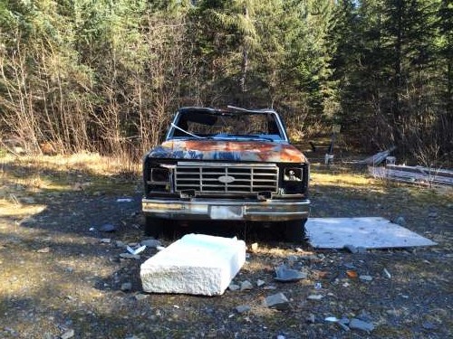 An abondoned truck along the trail.