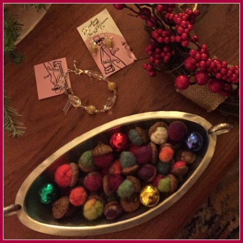 Andrea made roving wool acorns (with real acorn tops) and placed them in an antique dish with a few vintage ornaments. Cah-ute!