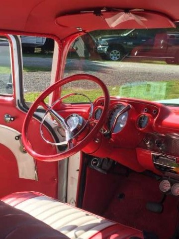Love the red steering wheel!