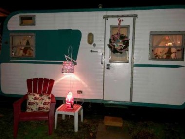 Outside, I made a new wreath and sewed up a pillow using cheery vintage inspired fabric. Retro lighting warms things up. 