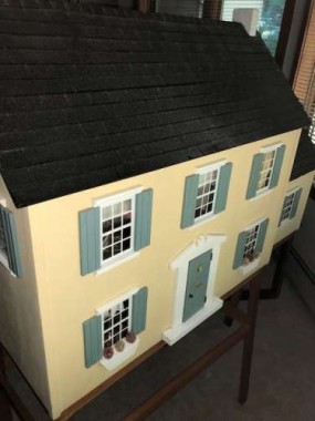 This is the first dollhouse I have seen that reminds me of the one my dad built. 