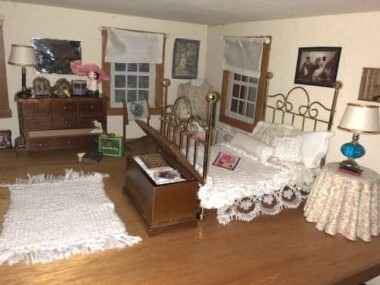 The master bedroom was fun to set up. I knitted the rug and bedding using size “1” needles. 