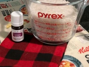 Mix the rice thoroughly with the essential oil drops. 