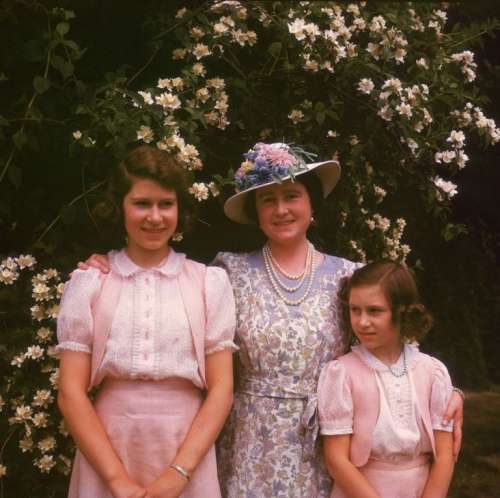 queen-elizabeth-with-her-daughters-princess-elizabeth-and-news-photo-1590005367