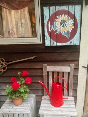 “After”, it looks as vibrant as ever, and will last a few years more. I also gave my watering can a fresh coat of spray paint using the color “Tractor Red”.